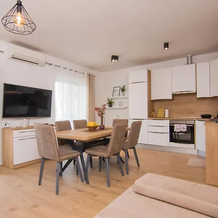 Apartament Dina Malinska