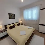 Dina Apartman *